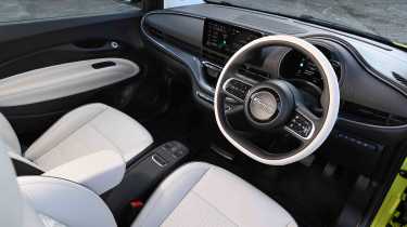 Передняя панель и интерьер Fiat 500e